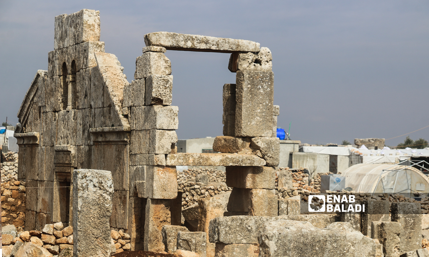 موقع أثري يحتوي بقايا كنيسة وبرج في منطقة سرجبلة الأثرية في ريف إدلب الشمالي 22 كانون الثاني 2022 (عنب بلدي / إياد عبد الجواد)
