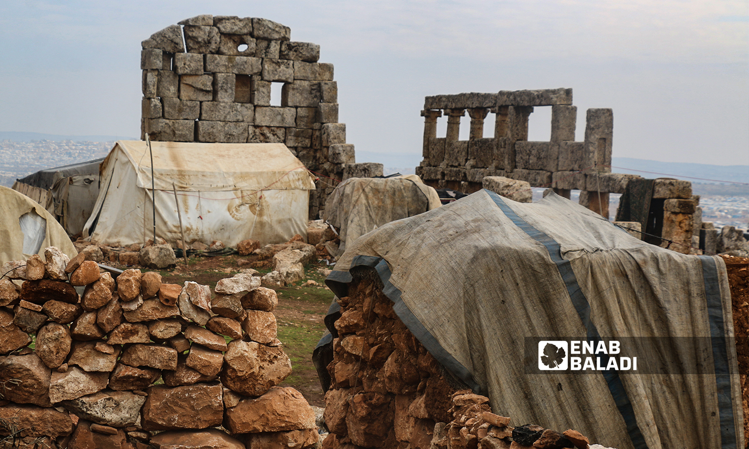 مهجرون سوريون نصبوا خيامهم في منطقة سرجبلة الأثرية في ريف إدلب الشمالي- 22 كانون الثاني 2022 (عنب بلدي / إياد عبد الجواد)
