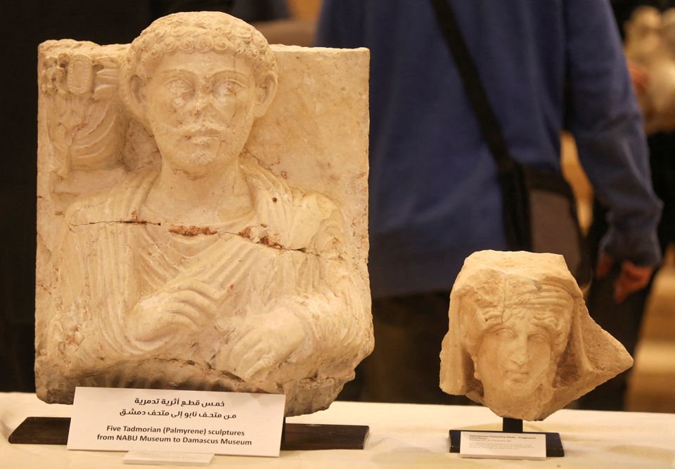 قطع أثرية رومانية من مدينة تدمر القديمة خلال حفل تسليم استضافه متحف لبنان الوطني في بيروت- 20 كانون الثاني 2022 (رويترز / محمد أزاكير)