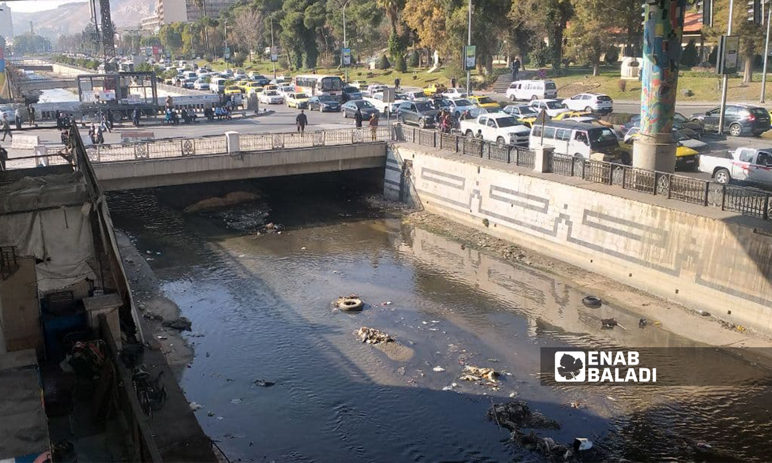 مجرى نهر بردى وسط مدينة دمشق - 28 كانون الثاني 2022 ( حسان حسان / عنب بلدي )
