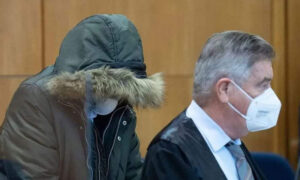 المتهم الطبيب علاء موسى في جلسة محاكمته الأولى داخل المحكمة الإقليمية العليا في فرانكفورت غربي ألمانيا، وبجانبه محاميا الدفاع أسامة العجي وأولريش إندرس- 19 من كانون الثاني 2022 (AFP)
