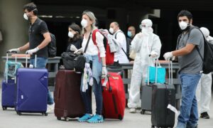 لبنانيون أثناء وصولهم إلى مطار بيروت الدولي في لبنان _5 نيسان 2020 (رويترز)