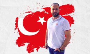 الناشط ورجل الأعمال التركي دينيز بستاني (تعديل عنب بلدي)
