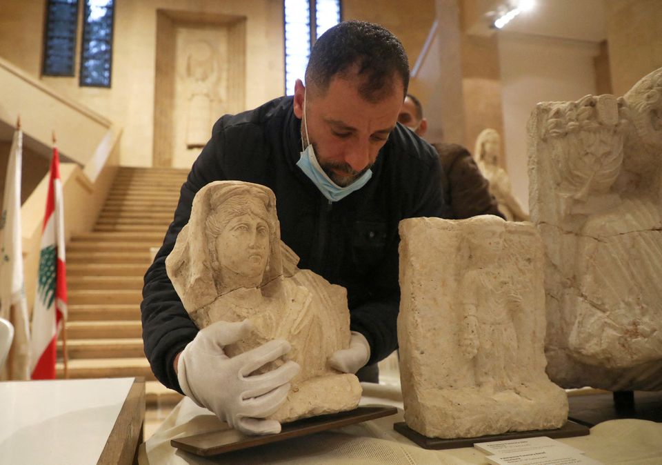 قطع أثرية رومانية من مدينة تدمر القديمة خلال حفل تسليم استضافه متحف لبنان الوطني في بيروت- 20 كانون الثاني 2022 (رويترز / محمد أزاكير)