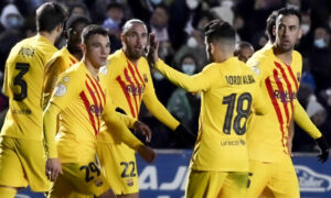 فرحة لاعبي برشلونة بالفوز على ليناريس بكأس ملك إسبانيا - 7 كانون الثاني 2022 (shutterstock)
