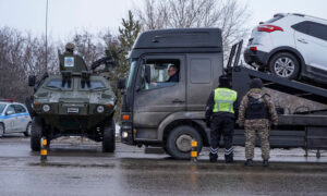 ضباط كازاخيين عند نقطة تفتيش في مدينة نور سلطان_ 7 من كانون الثاني 2022 (رويترز)