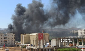 أعمدة دخان تتصاعد بعد استهداف صواريخ لمدينة عفرين شمالي سوريا- 18 آب 2021 (عنب بلدي)