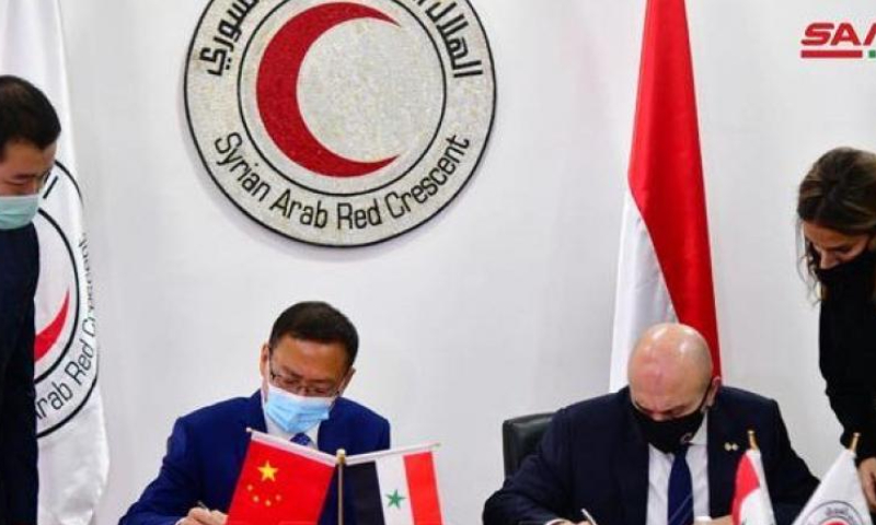 رئيس منظمة "الهلال الأحمر السوري"، خالد حبوباتي، والسفير الصيني في دمشق، فنغ بياو يوقعان مذكرة لاستلام أرز من الصين (سانا)