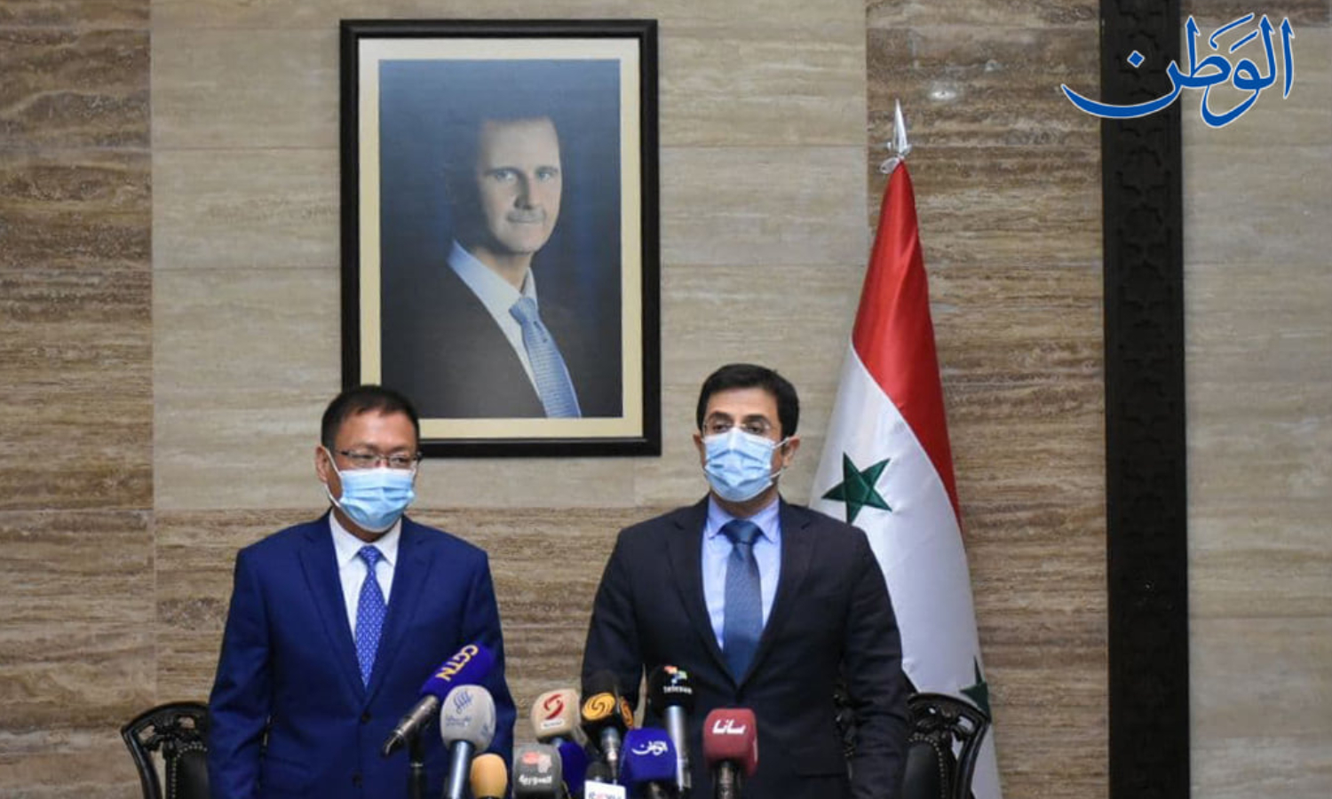 السفير الصيني في دمشق، فنغ بياو، ووزير الصحة السوري، حسن الغباش في 3 من كانون الثاني 2022 (الوطن)