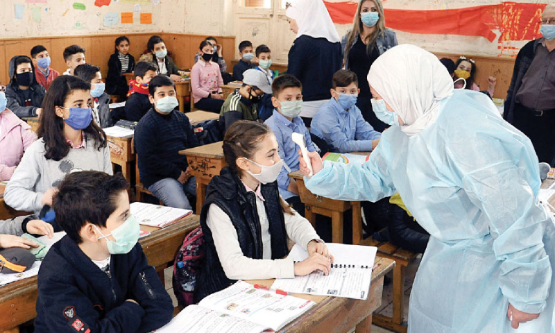 قياس درجة حرارة طالبة في إحدى المدارس السورية (الوطن)