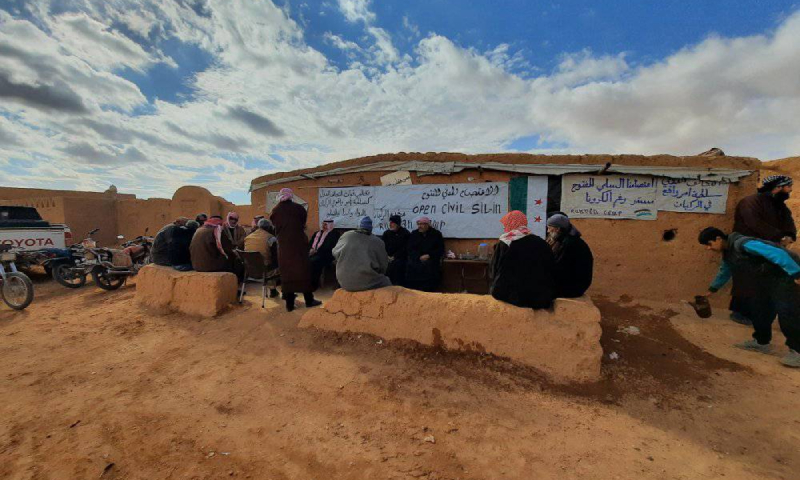 معتصمون داخل مخيم "الركبان" على الحدود السورية- الأردنية (مخيم الركبان/ فيس بوك)