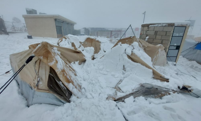 خيمة نازحين منهارة بفعل الثلوج في الشمال السوري (منسقو استجابة سوريا)