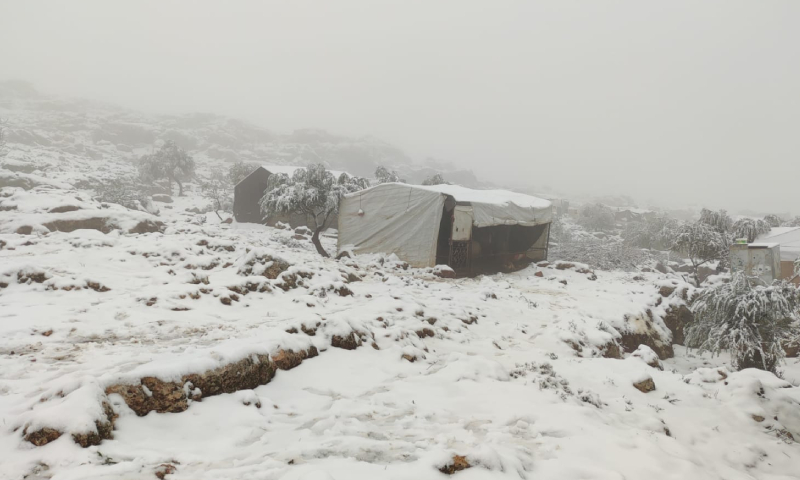 خيمة نازحين مغطاة بالثلوج في الشمال السوري (منسقو استجابة سوريا)