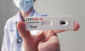 اختبار سريع للكشف عن فيروس "كورونا" (تعبيرية)