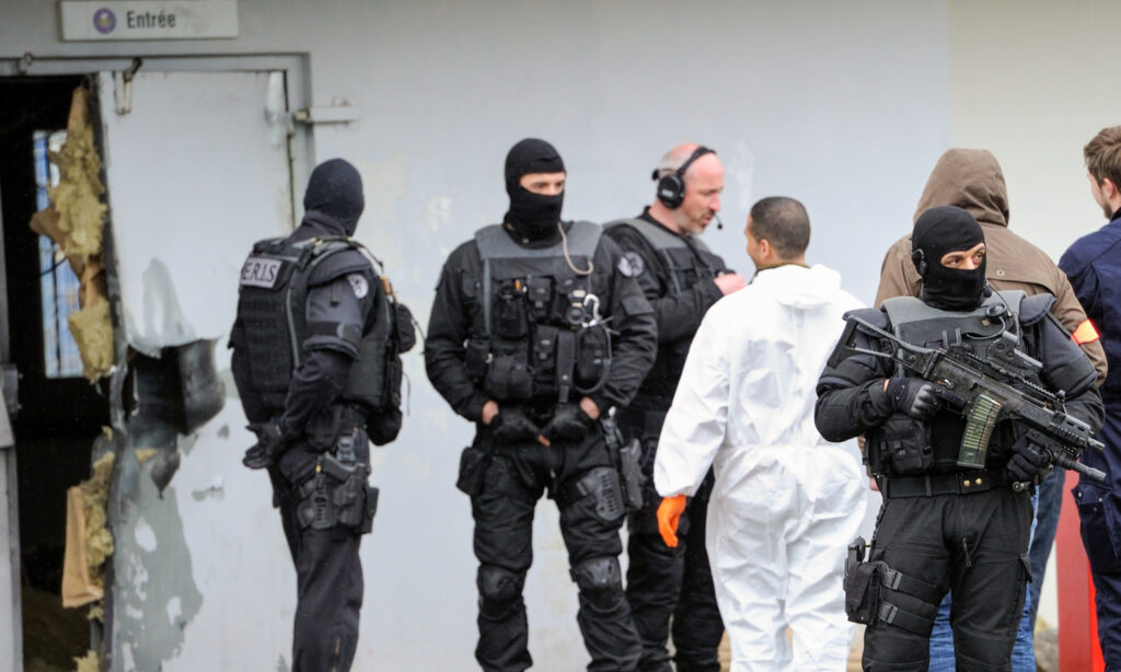 الشرطة الفرنسية في حراسة لسجن شمالي فرنسا (AFP)