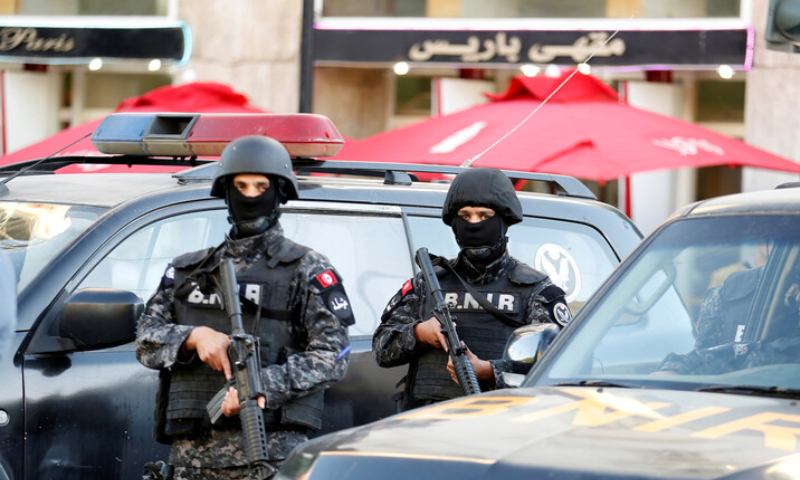 عنصران في قوات الأمن التونسية (رويترز)