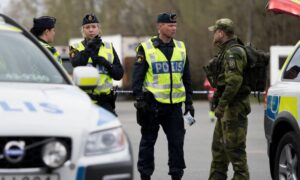 عناصر من الشرطة السويدية وعنصر من قوات الجيش السويدي على الحدود مع النرويج (الكسندر كارلسون / فورسفارسماكتن)