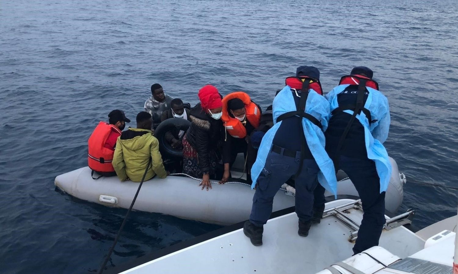 شرطة خفر السواحل التركية تنقذ مهاجرين غير شرعيين في إزمير _18 من حزيران 2021 (sabah)
