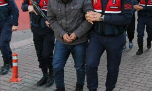 الشرطة التركية تلقي القبض على أحد الأشخاص (hurriyetdailynews) 