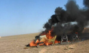آلية عسكرية محترقة إثر هجوم لتنظيم الدولة استهدف قوات النظام شرقي محافظة الرقة (وكالة أعماق)