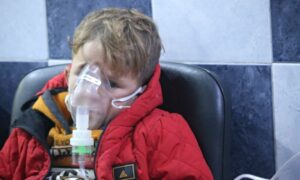 طفل يتنفس من خلال جهاز تنفس اصطناعي في أحد مستشفيات شمال غربي سوريا (مشفى القنية / فيس بوك)