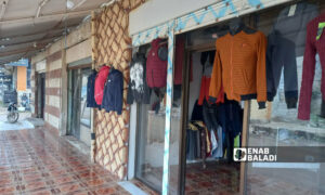 سوق ملابس شتوية في إحدى بلدات ريف درعا الغربي- 4 من كانون الثاني 2022 (عنب بلدي حليم محمد)
