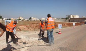 عمال يصلحون الطرقات في إدلب (المكتب الإعلامي في حكومة الإنقاذ)