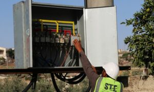 موظف في شركة الكهرباء (STE) يجري صيانة للكهرباء في منطقة جنديرس _2 تشرين الأول 2021 (STE/فيس بوك) 