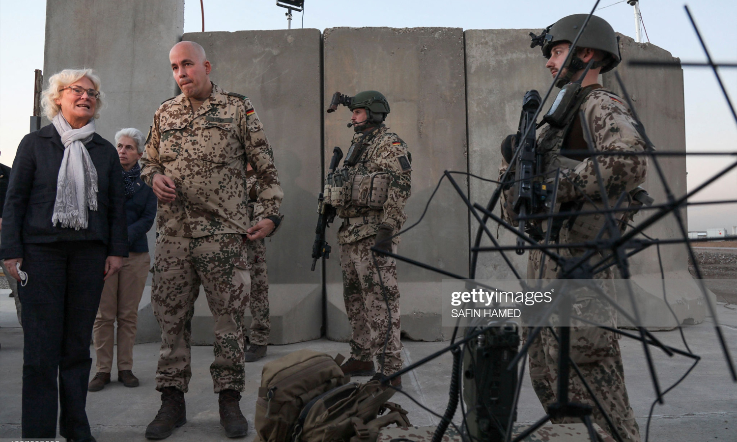 وزيرة الدفاع الألمانية، كريستينه لامبرشت، تتحدث إلى الجنود أثناء زيارتها للقوات المسلحة الألمانية في أربيل، 9 من كانون الثاني 2022 (صافين حامد – GettyImages)