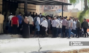 طابور أمام فرع الهجرة والجوازات في درعا- حزيران 2021 (عنب بلدي/ حليم محمد)