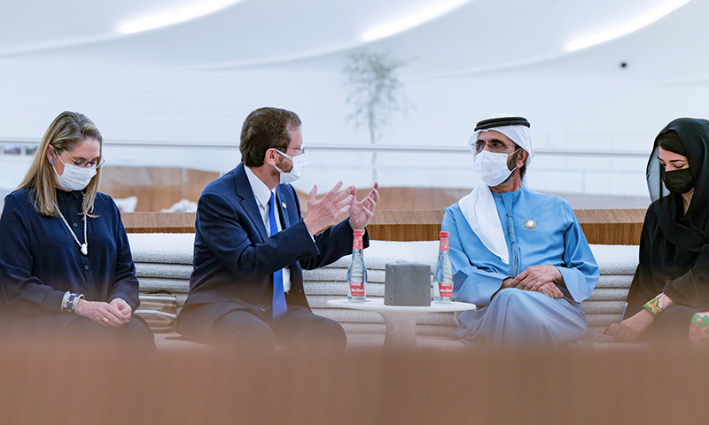 حاكم دبي محمد بن راشد والرئيس الإسرائيلي إسحاق هرتسوغ في "إكسبو دبي"_ 31 من كانون الثاني 2022 (وام)