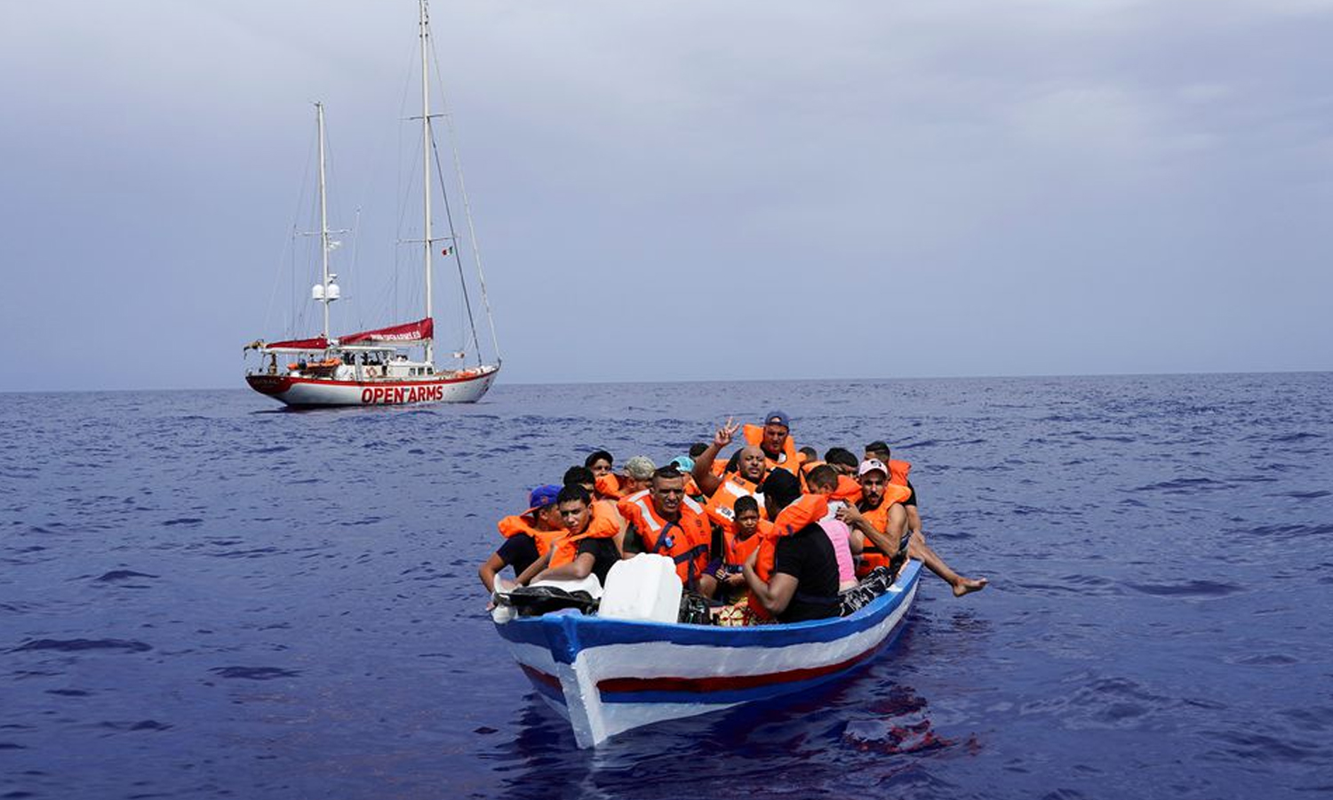 مهاجرون على متن قارب خشبي بالقرب من جزيرة لامبيدوزا الإيطالية، 1 من أيلول 2021 (رويترز)