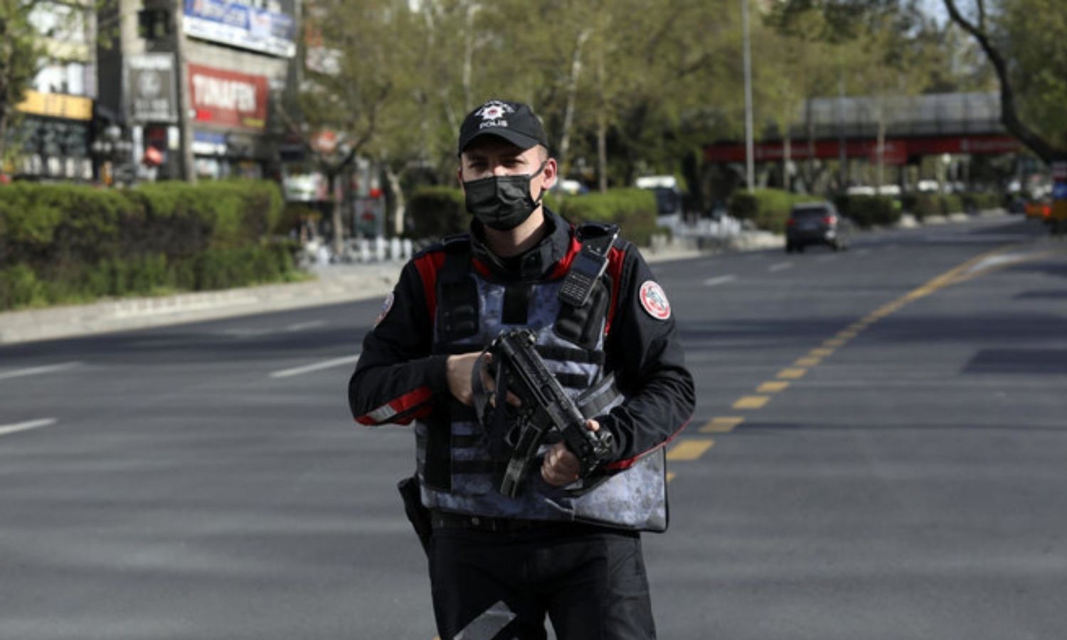 عنصر من الشرطة التركية على أحد الطرقات في تركيا (AP)