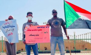 سودانيون يحملون لافتات خلال مظاهرة تطالب بحكم مدني ووقف قتل المتظاهرين_ 17 كانون الثاني 2022 (تجمع الصيادلة المهنيين)