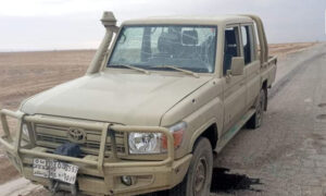 السيارة العسكرية التي استهدفتها العبوة الناسفة شرقي محافظة الحسكة- 4 كانون الثاني 2022 (الخابور)