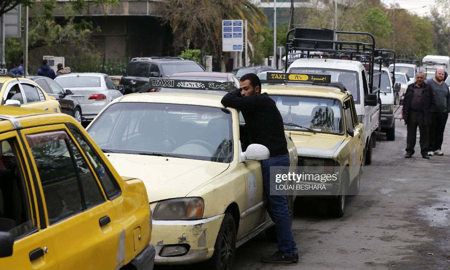 سائقون يقفون في طابور للحصول على البنزين أمام محطة وقود في العاصمة السورية دمشق، 16 من نيسان 2019 (لؤي بشارة – GettyImages)