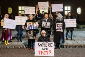 ناشطون سوريون وعائلات ضحايا التعذيب في السجون السورية يقفون أمام المحكمة العليا في بلدة كوبلنز مطالبين بمعرفة مصير المعتقلين والمختفين قسرًا- 13 من كانون الثاني 2022 (Adopt a Revolution)
