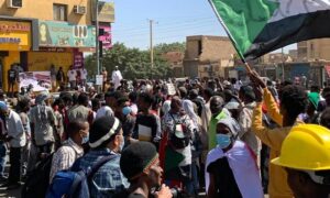 متظاهرون سودانيون في شارع باشدار في مدينة الخرطوم  _24 كانون الثاني 2022 (إعلام الثورة السودانية) 