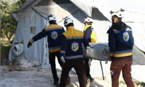 عناصر "الدفاع المدني" تنقل ضحايا القصف الروسي على محيط بلدة الجديدة بريف إدلب الغربي _11 كانون الأول2021 (الدفاع المدني/فيس بوك) 