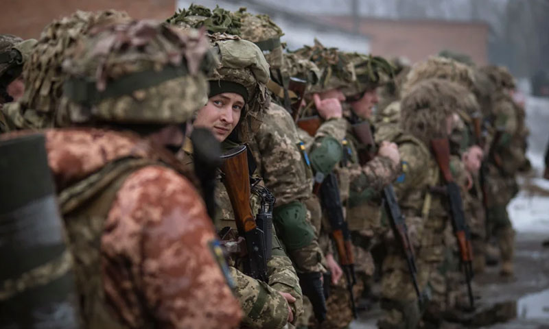 جنود أوكرانيون في تدريب قتالي في مكان غير معروف- 14 من شباط 2021 (AFP)