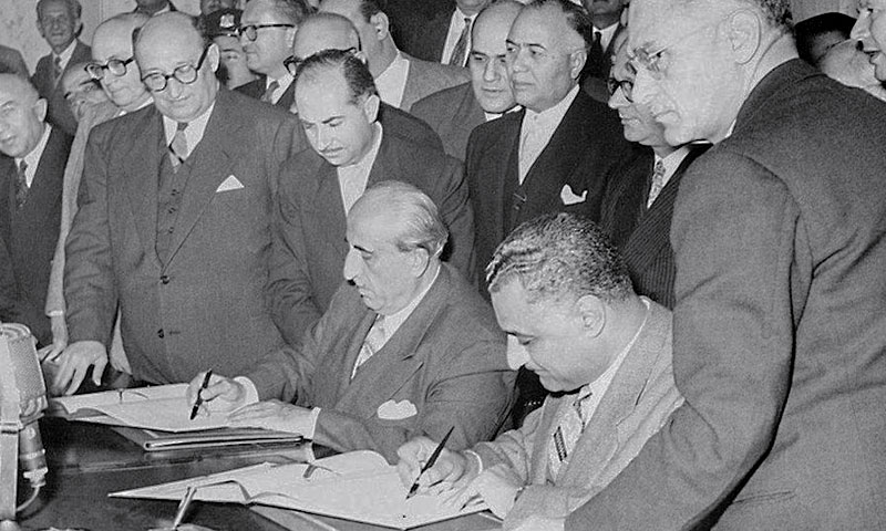 الرئيس السوري شكري القوتلي ونظيره المصري جمال عبد الناصر بعد التوقيع على قانون إنشاء "الجمهورية العربية المتحدة"- 3 من شباط 1958 (AFP)