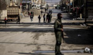 عودة المدنيين إلى المدينة بعد أن هدأ القتال في الحسكة شمال شرقي سوريا، 30 كانون الثاني 2022 (AP)