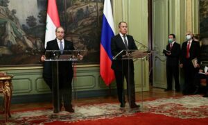 وزير الخارجية الروسي سيرغي لافروف ووزير الخارجية السوري فيصل المقداد خلال مؤتمر صحفي 21 من شباط 2022 ( الصحافة الروسية الرسمية)
