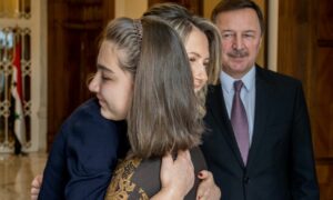 أسماء الأسد تحضن الطفلة الروسية، ديانا نيكيتيا،  22 من شباط 2022 (سانا)