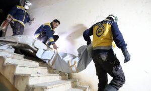 فريق الدفاع المدني السوري  ينتشل الجثث من مكان الغارة - 3 من شباط 2022 (وكالة فرانس برس)