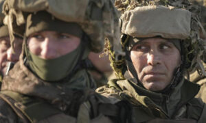 جنود أوكرانيون ينتظرون في تشكيل قبل التدريبات في عملية القوات المشتركة، في منطقة دونيتسك، شرق أوكرانيا- 15 من شباط 2022 (AP)
