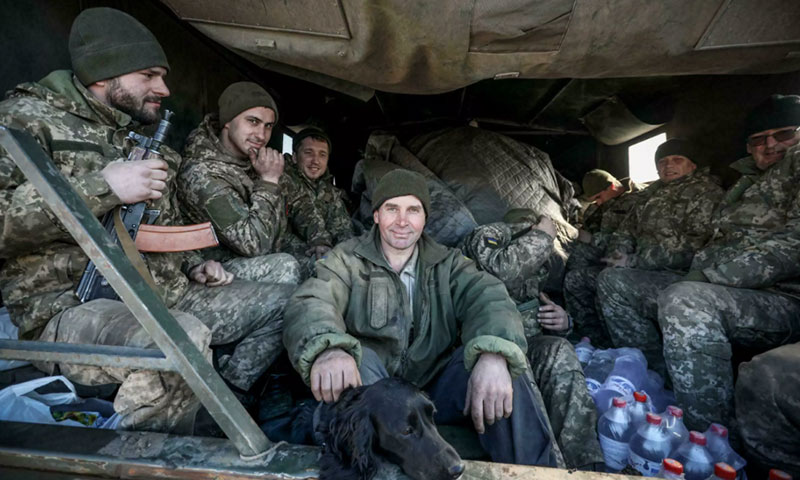 قوات أوكرانية في مؤخرة شاحنة عسكرية على الجبهة مع الانفصاليين في دونيتسك في شرقي أوكرانيا- 21 من شباط 2022 (AFP)