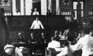 الرئيس السوري شكري القوتلي أثناء إلقاء خطابه الأول في المجلس النيابي السوري بعد انتخابه عام 1943- (موقع 