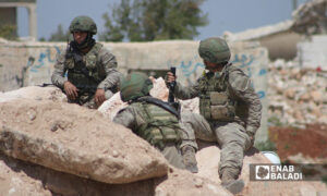 تمركز عناصر الجيش التركي وألياته العسكرية على طريق اللاذقية-حلب الدولي (M4)، في الشمال السوري لحماية تسيير الدوريات المشتركة مع روسيا (عنب بلدي)