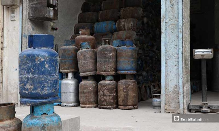 محل لتوزيع جرات الغاز في مدينة الباب بريف حلب- 5 من نيسان 2021 (عنب بلدي)